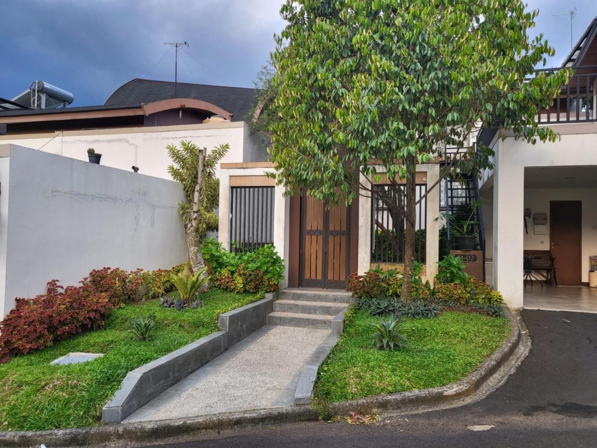 Villa Vimala Hills Semeru Bogor Exterior photo